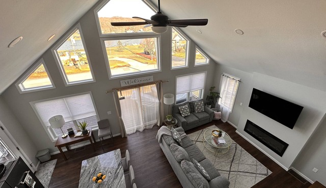 Treasure Lake Home, hot tub, partial Lake view and walking distance to beach