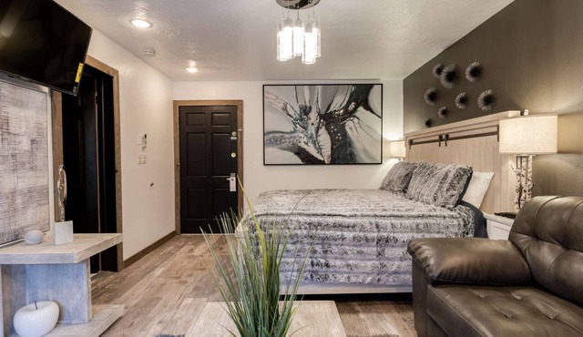 Treasure Mountain Inn - Junior Suite #34 - Cleaning fees included!