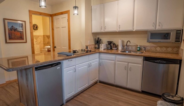 Treasure Mountain Inn - Junior Suite #33 - Cleaning fees included!