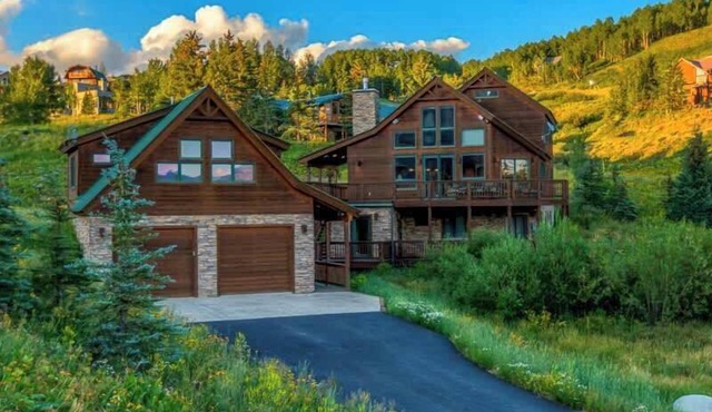 Treasury House, hot tub, sauna, pet ok, walk to the slopes!