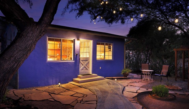 TREAT GUESTHOUSE, Private, Quiet, Comfortable! Artistically designed space.