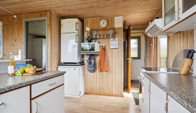 Treat yourself to some time off in this compact and pleasant vacation home on Snaptun beach.
