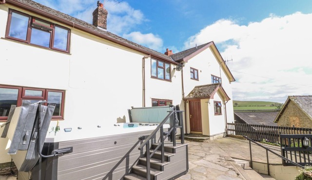 TREBOETH, pet friendly, character holiday cottage in Knighton