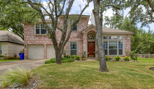 Tree Covered Beauty! Home close to Austin and Freeways, Shopping & more!