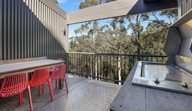 Tree House #4 Red,Private three levelled building with BBQ ,Smart TV, kitchen