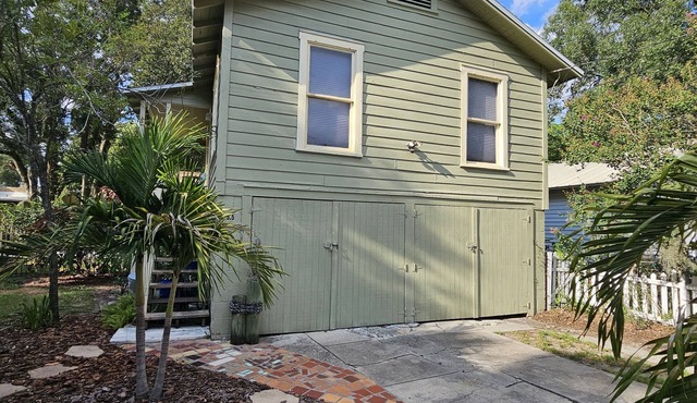 Tree House Apartment in Dixieland, cozy 1930's garage apartment, great location!