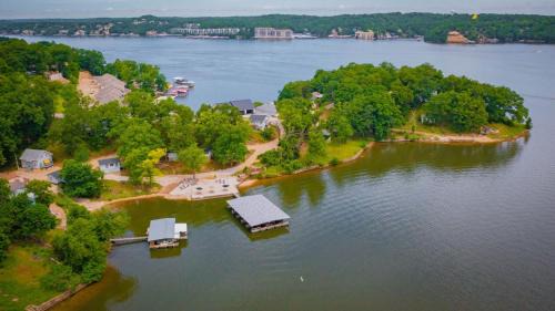 Tree House , Bagnell Dam area