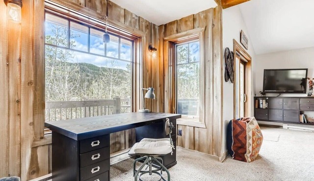 Tree House Cabin-Unique 2BR Home w/Shared HotTub!