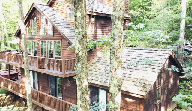 Tree House, Hot Tub, Cozy ,Wifi, Secluded, Serene,View, Central Location
