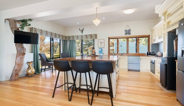 Tree House on the Murray - Incredible five bedroom, two bathroom resort style home on the Murray River