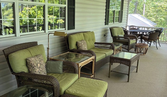 TREE HOUSE TREAT. Peaceful COMFY SECLUDED MOUNTAIN HOME surrounded by trees.