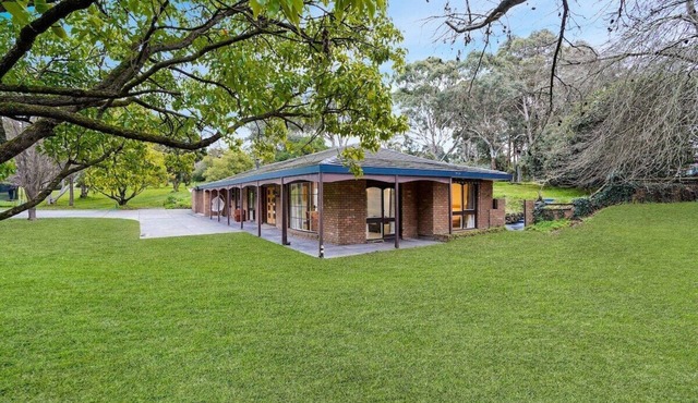 Tree-Lined Donvale Nature Family Getaway