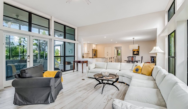 Tree-lined home w/amazing decor & screened porch - near beach/dining