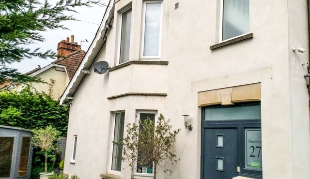 TREE OF LIFE HOUSE, NUMBER 27 BERE LANE, pet friendly in Glastonbury