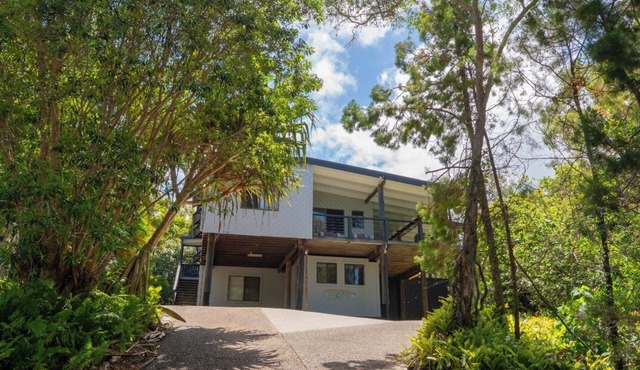 Tree & Sea - huge dual living, sleeps 11