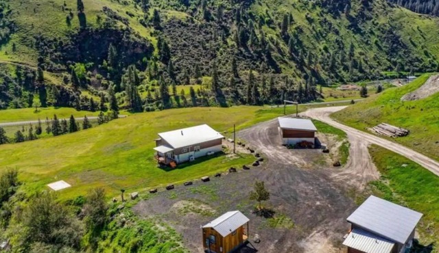 Tree-Stone Ranch Cabin B with Canyon Views