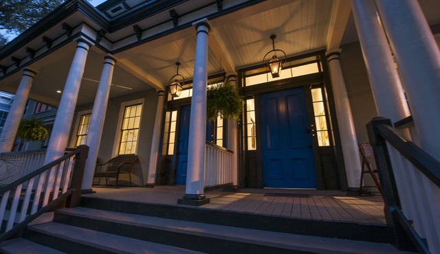 Tree Top at Forsyth-Light and Airy w/King Bed and Magical Courtyard