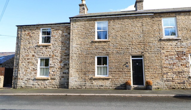 TREE TOPS, pet friendly, with open fire in Nenthead