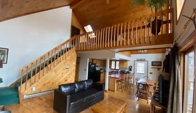Tree Tops. Sleeps 12. 20 minutes to Lake George. 5 minutes to Gore Mountain!