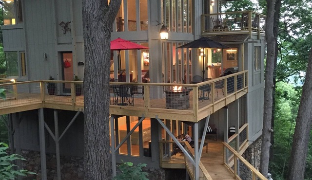 Tree Tops - Stunning ' Treehouse' With Upscale Amenities in a Memorable Setting
