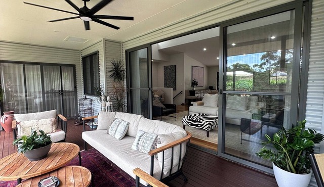 Tree TopsnRainforest Retreat with Coastal Breeze – 7 Minutes to the Beach