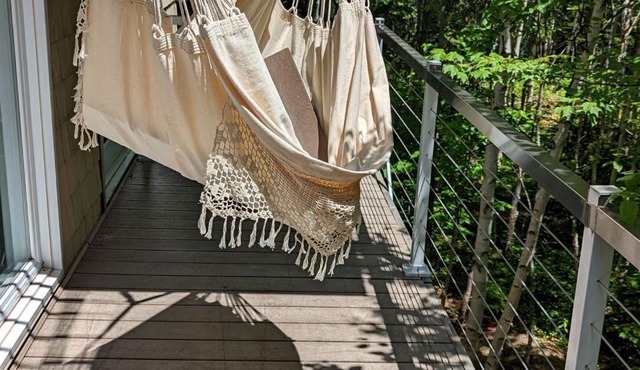 Treehouse, 3 bedrooms (4th bedroom, sleeps 7+), EV terminals.