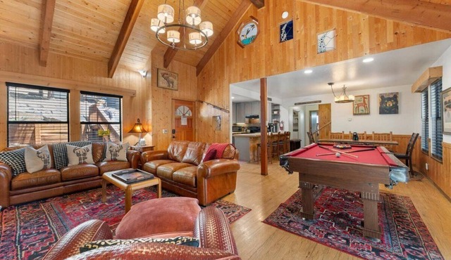 Treehaus - by Hiking, Hot Tub
