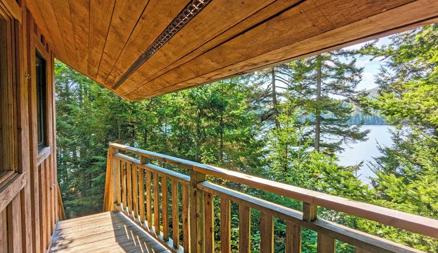 Treehouse #01 in Mont Tremblant overlooking the lake