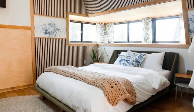 Treehouse 5 · Honeymoon Treehouse Cabin & Spa w Private Hot Tub