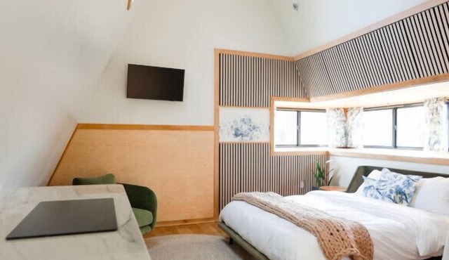 Treehouse 5 · Honeymoon Treehouse Cabin & Spa w Private Hot Tub