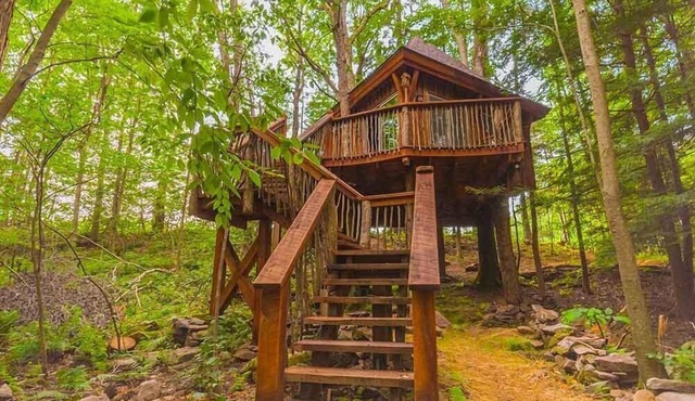 Treehouse at Fernstone - Whimsical Woodland Retreat