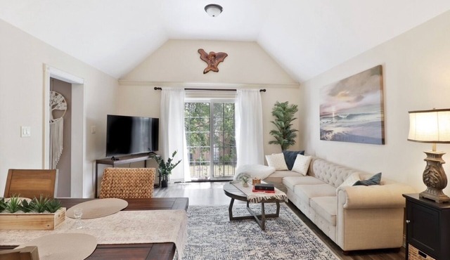 Treehouse Bungalow- Quaint and Cozy Getaway!