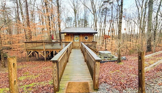 Treehouse by the Creek: Cozy Treetop Nest with a Hot Tub