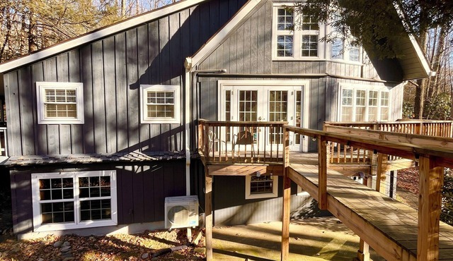 Treehouse Chalet w/Hot Tub, overlooking a creek on 6 acres