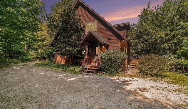 Treehouse feel, sleeps 10! Near Crystal Lake’s South Shore public beach and CSA.