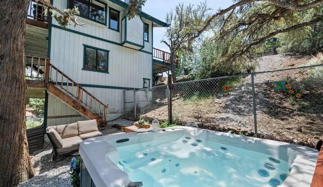 Treehouse Getaway with Hot Tub & Beautiful Mountain Views