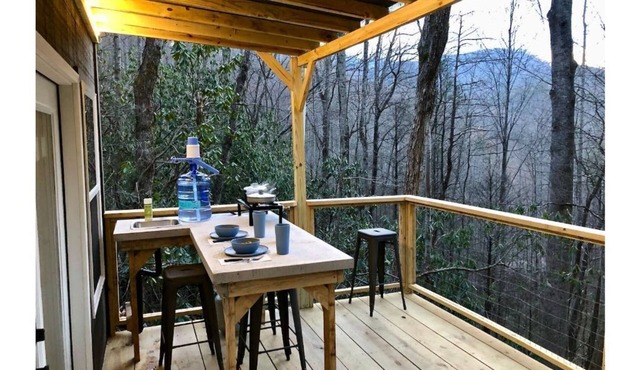 Treehouse Glamping 2 bordering GSMNP, Off-Grid