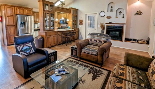 Treehouse Hideaway- Your home away from home