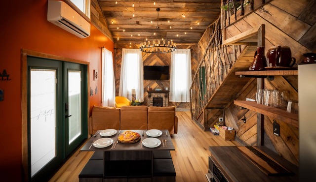 Treehouse Hot tub on 60 Acre Farm Near Downtown