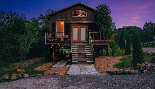 Treehouse Hot tub on 60 acre farm near downtown