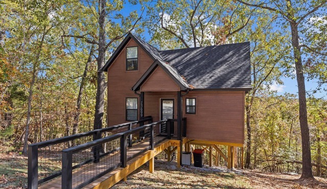 TreeHouse, Hot Tub, Wooded Views, Near Lake