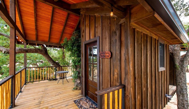 Treehouse in Waco, Texas for Romantic Glamping Escapes