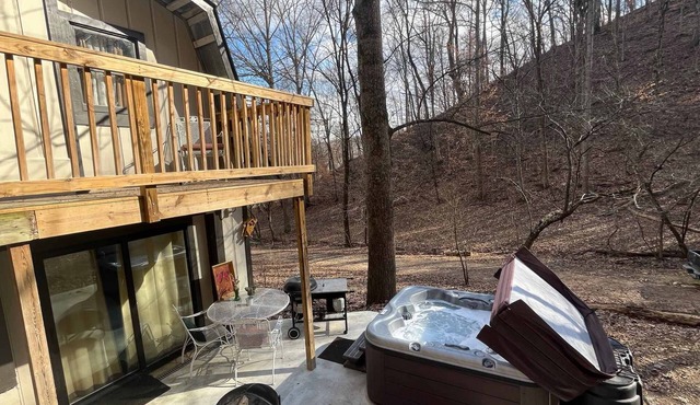 Treehouse in Woods outdoor hot tub pool optional