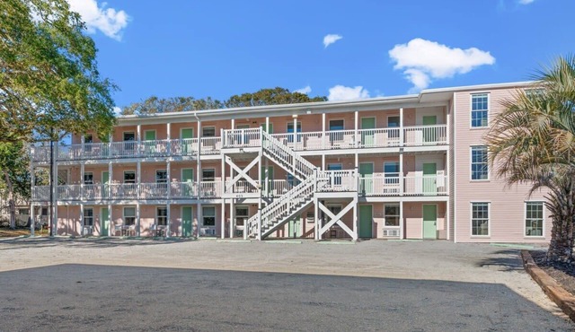 TreeHouse Lodge, Walk to Beach, Pet-Friendly 304