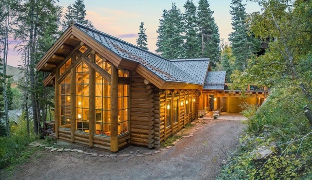 Treehouse Lodge Style 4-Bed Retreat, Sauna, Gourmet Kitchen.