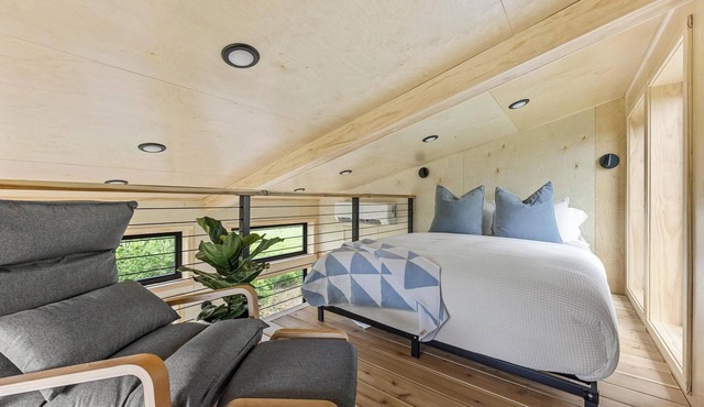 Treehouse on a large lavender farm + all amenities!