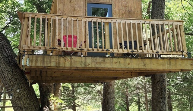 Treehouse on the Creek in Sherman TX. W/Heat & A/C. A Country getaway !