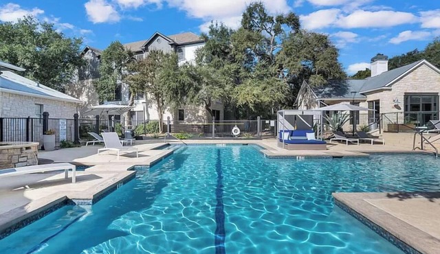Treehouse on the Greenbelt only 10 minutes from Downtown