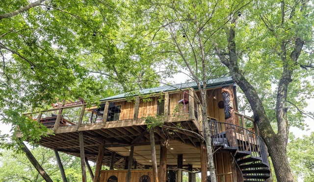 Treehouse overlooking Oklahoma Scenic Waterway Flintcreek.