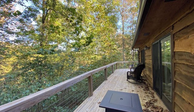 "Treehouse Suite" at Rustic Retreat Cabin w/Old Fashion Saun